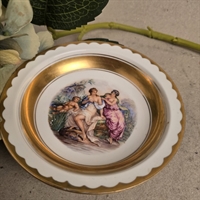 ymerskaal-porcelaen-guld-striber-damer-baby-dekoration-gammel-skaal-fra-royal-Copenhagen